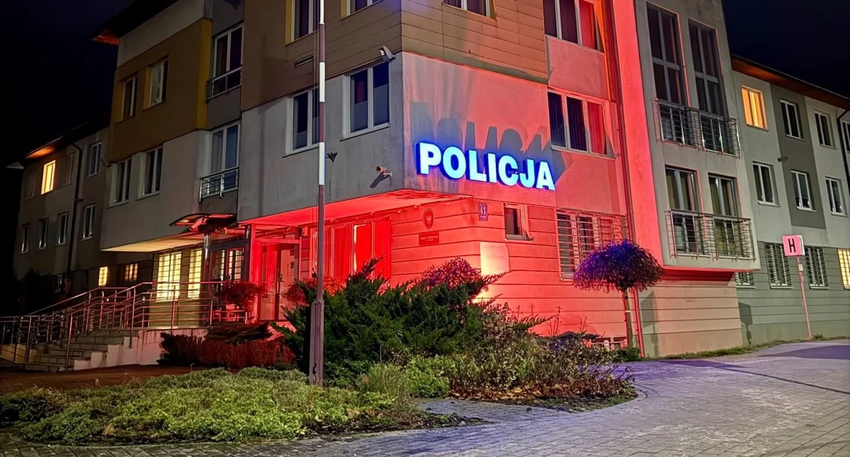 Służby w akcji, Czerwone światło przeciw krzywdzeniu dzieci Kartuscy policjanci podsumowują akcję - zdjęcie, fotografia