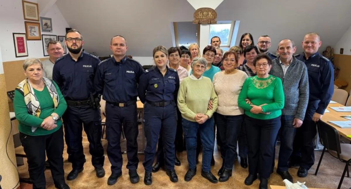 Policja, Policjanci mieszkańcy rozmawiali zagrożeniach bezpieczeństwie podczas debaty społecznej Sierakowicach - zdjęcie, fotografia