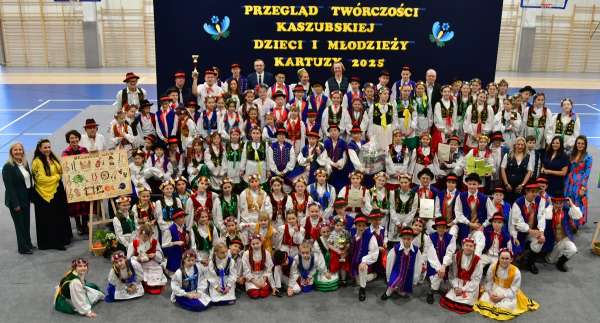 Kaszubszczyzna, Młodzi wykonawcy hołdzie kaszubskiej kulturze Uroczysty przegląd - zdjęcie, fotografia