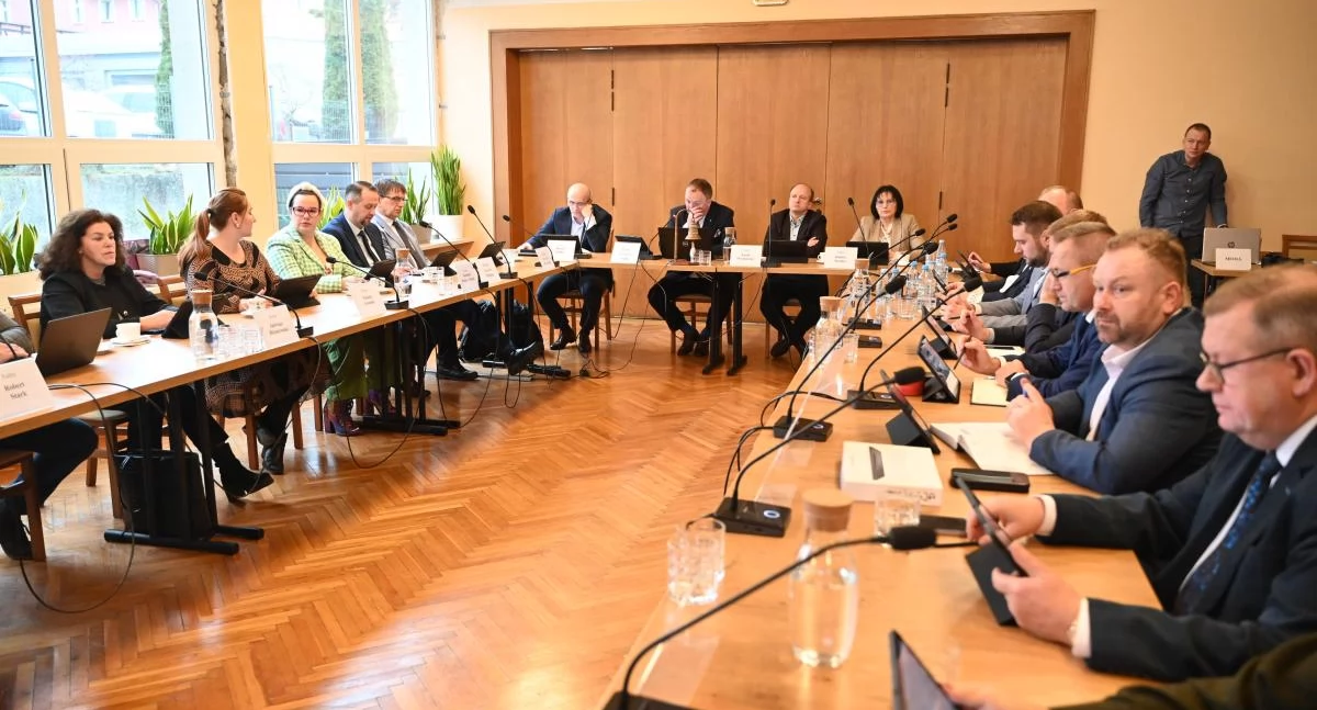 Wieści z samorządów, XVIII sesja Miejskiej Kartuzach sprawdź program - zdjęcie, fotografia