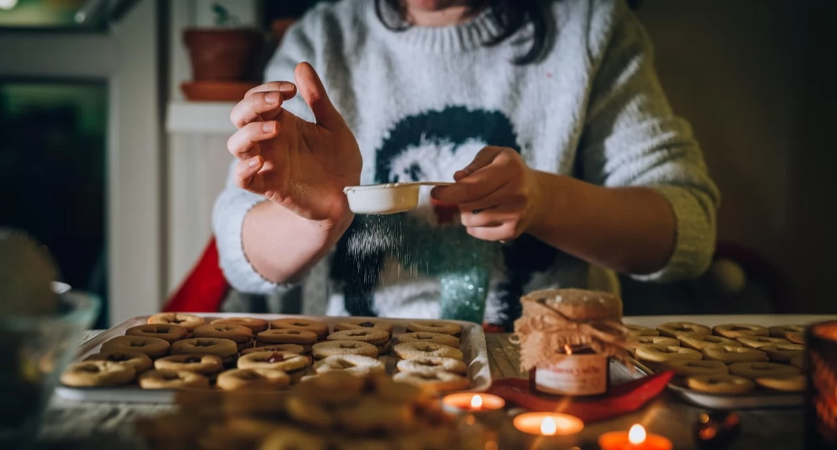 Źródło zdjęcia: https://pixabay.com/pl/photos/bo%c5%bce-narodzenie-ciasteczka-pieczenie-5850470/