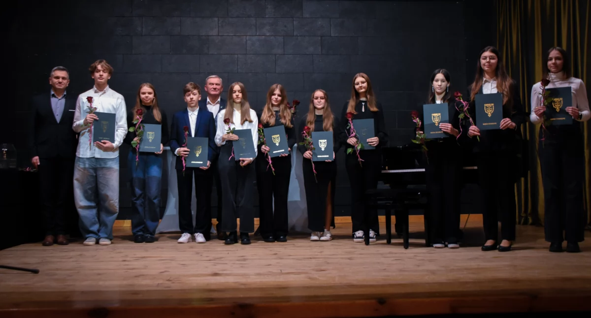 Stypendia, Najlepsi uczniowie sportowcy artyści nagrodzeni Chmielnie wręczono Stypendia Wójta Gminy - zdjęcie, fotografia