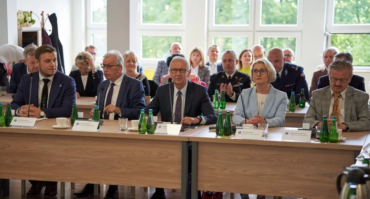 Wieści z samorządów, sesja Powiatu Kartuskiego sprawdź program - zdjęcie, fotografia