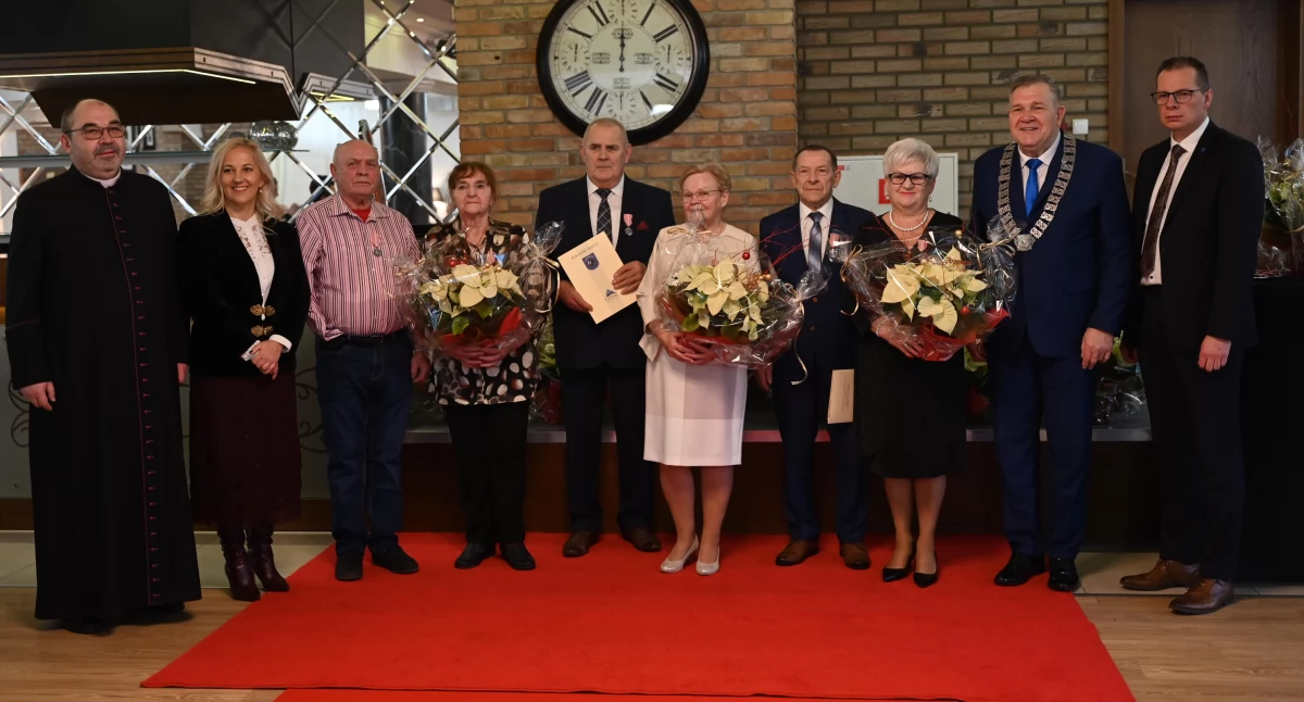 Seniorzy, Miłość medal jubileusze małżeńskie gminie Kartuzy - zdjęcie, fotografia