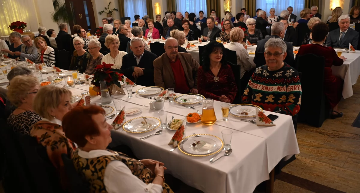 Seniorzy, Wigilijne spotkanie kartuskich seniorów dzielili opłatkiem serdecznymi życzeniami - zdjęcie, fotografia