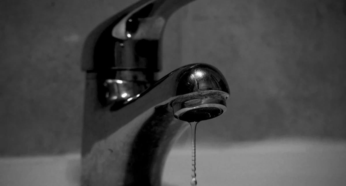 Biznes i finanse, Cieknący dopiero początek Dlaczego warto mieć numer zaufanego hydraulika - zdjęcie, fotografia