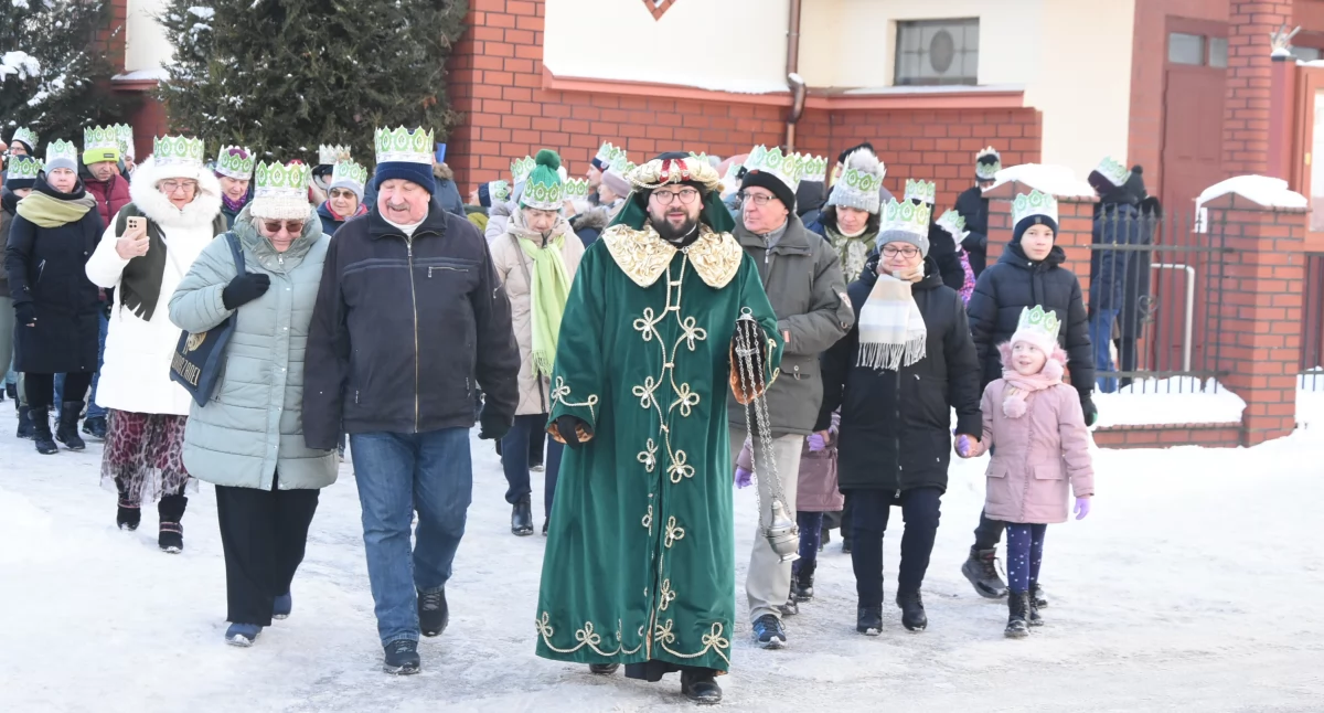 Religia, Barwny Orszak Trzech Króli zgromadził mieszkańców Kartuz - zdjęcie, fotografia