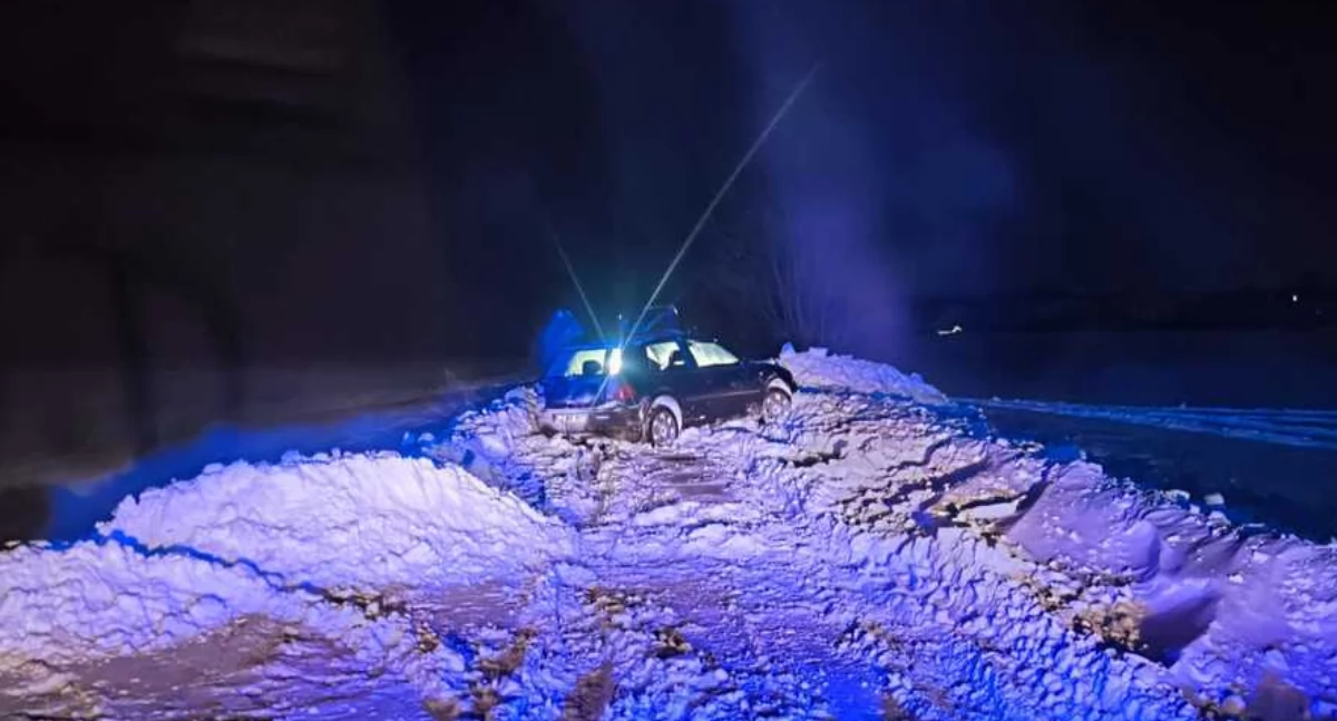 Kronika policyjna, Pościg zakończony zaspie Odurzony latek jechał świateł zakazie sobie miał narkotyki - zdjęcie, fotografia