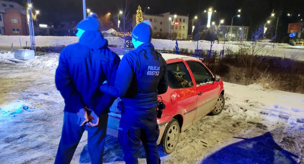 Kronika policyjna, Odurzony cofniętymi uprawnieniami narkotykami latek rękach policji - zdjęcie, fotografia