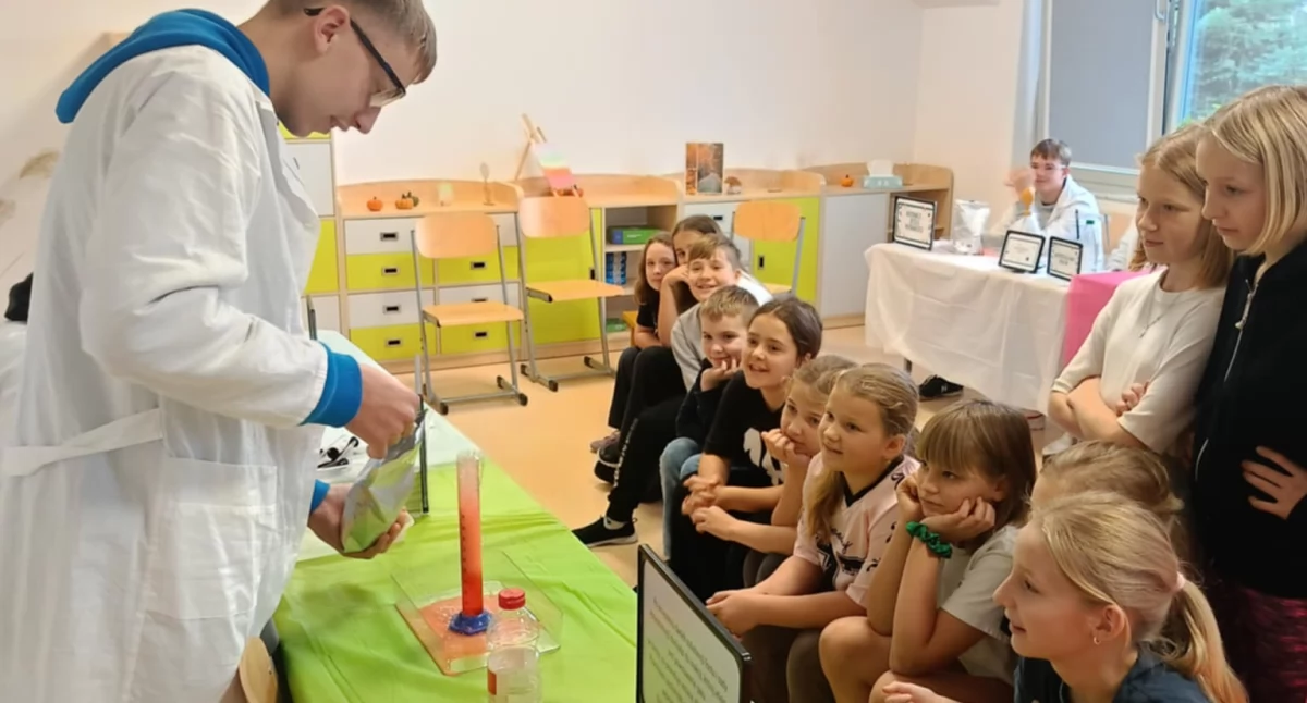 Szkoły podstawowe, Eksperymenty pomiary odkrycia Wilanowska szkoła programie mSilnia - zdjęcie, fotografia