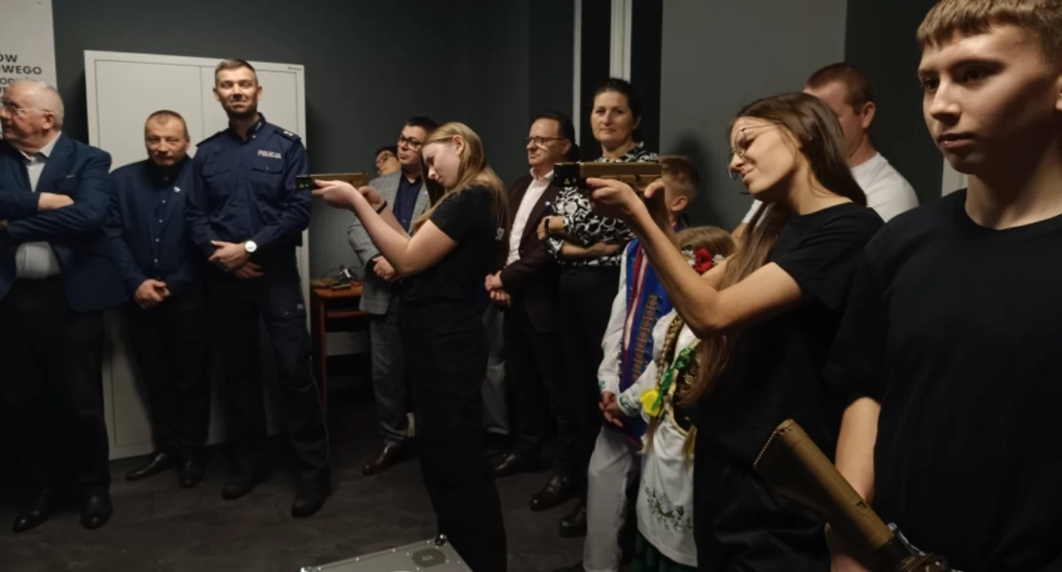 Inwestycje, Nowoczesna strzelnica wirtualna otwarta Szkole Podstawowej Pomieczynie - zdjęcie, fotografia