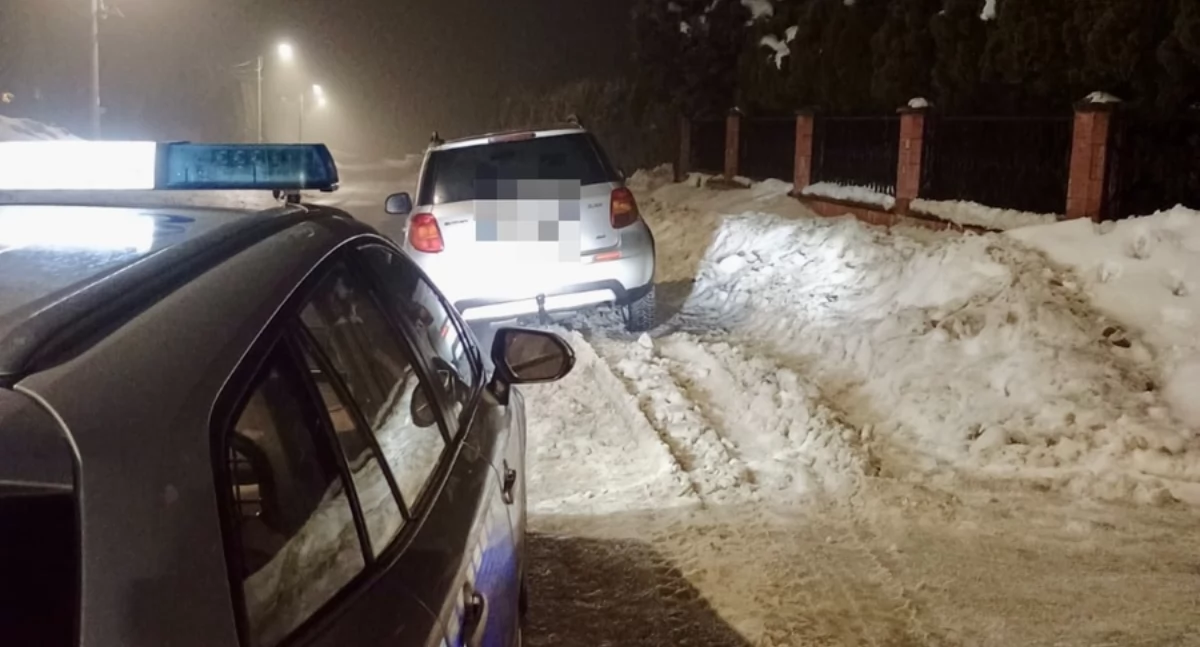 Kronika policyjna, tablic rejestracyjnych zakazie cofniętych uprawnień czterech kierowców zatrzymanych - zdjęcie, fotografia