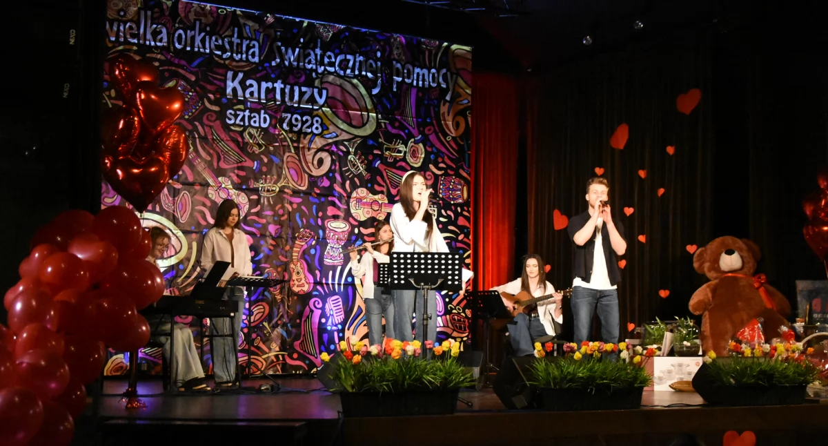 Akcje społeczne i charytatywne, Muzyka atrakcje wspólne granie Finał WOŚP Kartuskim Centrum Kultury - zdjęcie, fotografia