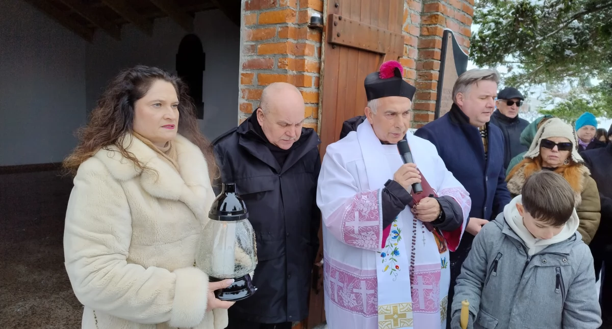 Historia, Sierakowicach odsłonięto tablicę upamiętniającą Augustyna Pawelczyka bohatera działacza kaszubskiego - zdjęcie, fotografia