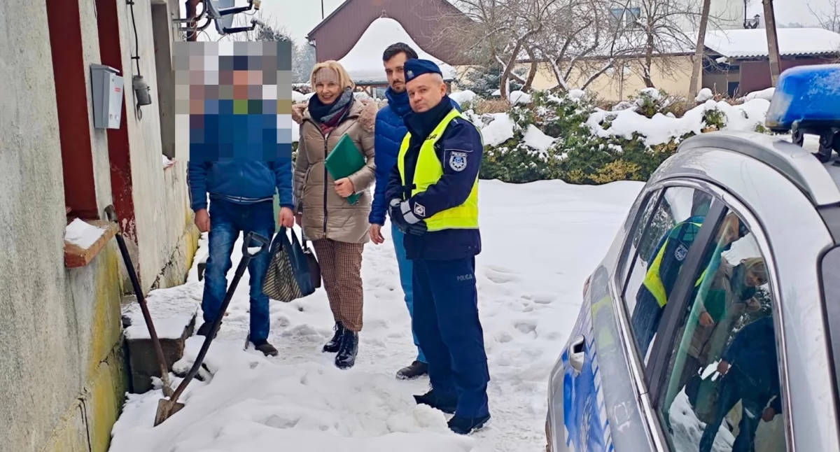 Kronika policyjna, Policjanci pracownicy pomagają osobom kryzysie Zimowa akcja wsparcia gminie Sierakowice - zdjęcie, fotografia