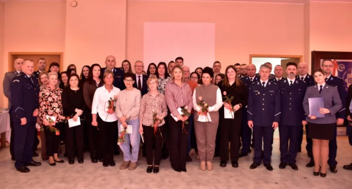 Policja, Kartuzy Pracownicy cywilni kartuskiej policji podziękowaniami - zdjęcie, fotografia