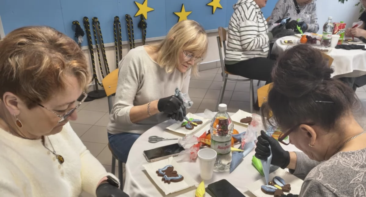 Szkoły średnie, Młodzi seniorzy razem sztuce „Artystyczne Mosty Czasu” budują więzi Sierakowicach - zdjęcie, fotografia
