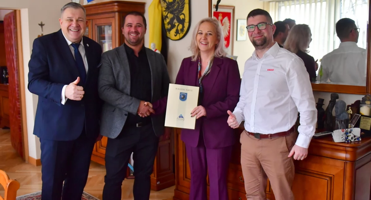 Inwestycje, boisko Brodnicy Górnej jeszcze Umowa podpisana - zdjęcie, fotografia