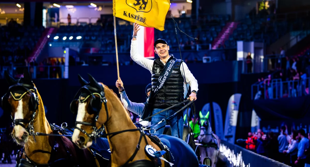 Jeździectwo i konie, Aleksander Fularczyk triumfuje Krakowie Czwarty sezon dominacji Cavaliadzie - zdjęcie, fotografia