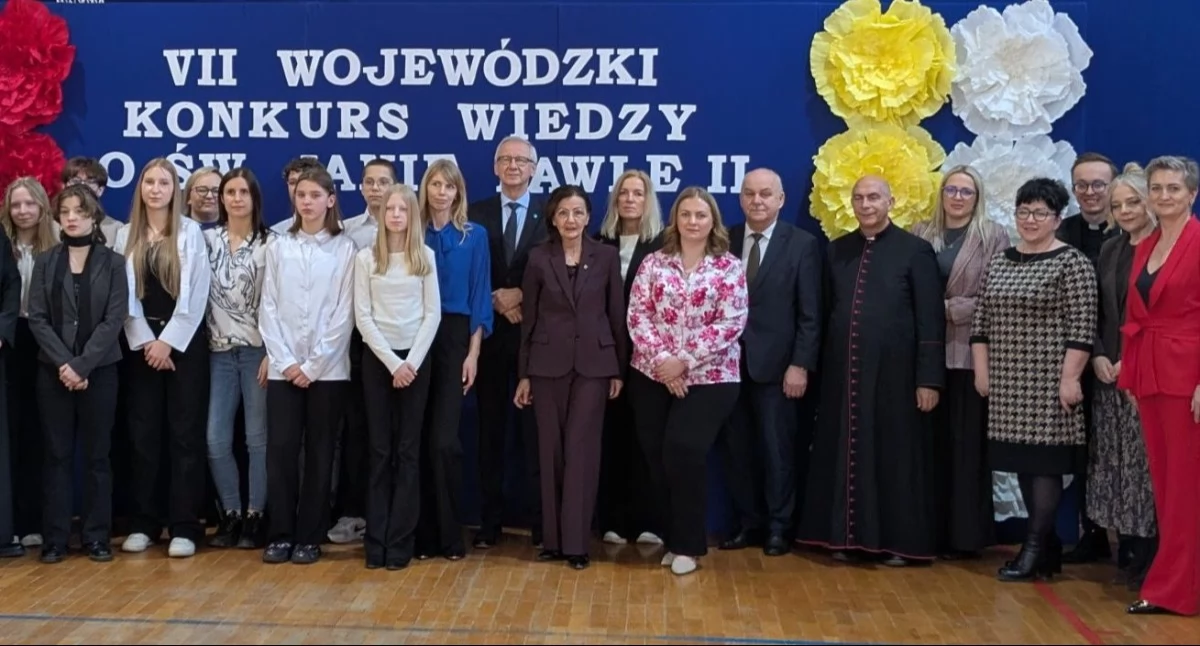 Szkoły podstawowe, Gowidlino Młodzi sprawdzili swoją wiedzę Janie Pawle - zdjęcie, fotografia