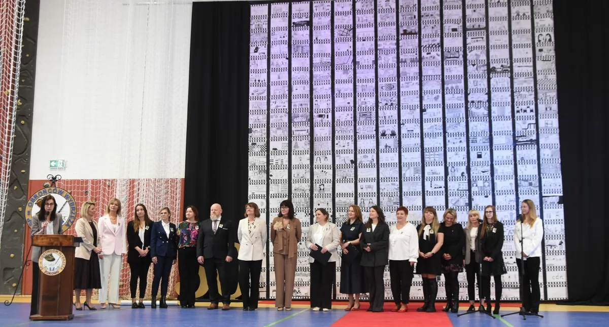 System oświaty, Jubileusz żukowskiej Jedynce lecie nadania imienia Obrońców Wybrzeża - zdjęcie, fotografia