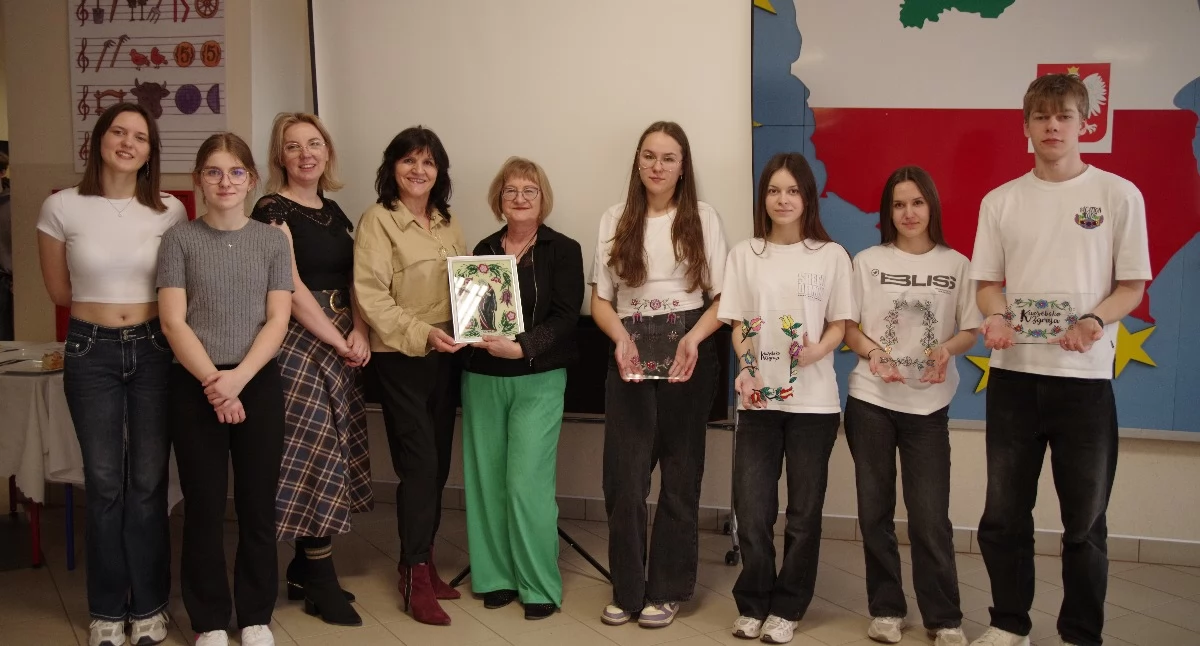 Akcje społeczne i charytatywne, Artystyczne Mosty Czasu Sierakowicach Uczniowie integrują pokolenia poprzez sztukę tradycję - zdjęcie, fotografia