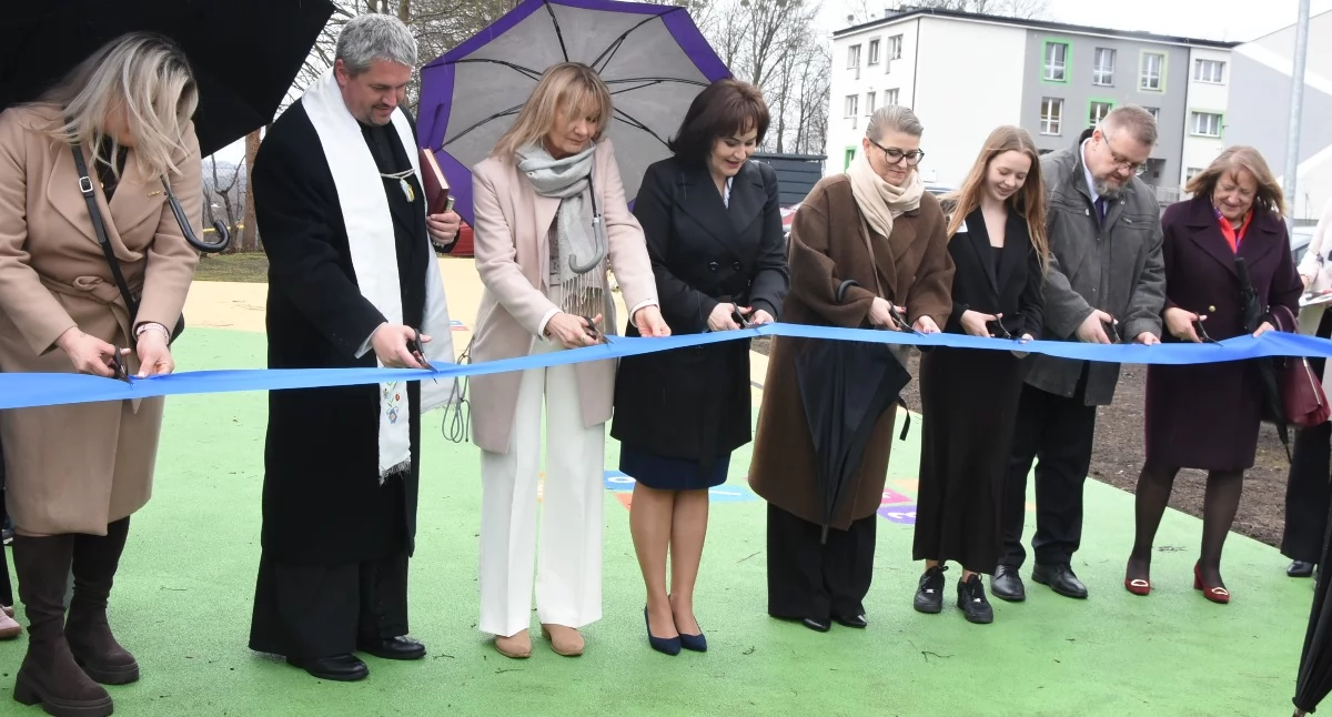Inwestycje, przestrzeń zabawy integracji Otwarcie placu Żukowie - zdjęcie, fotografia