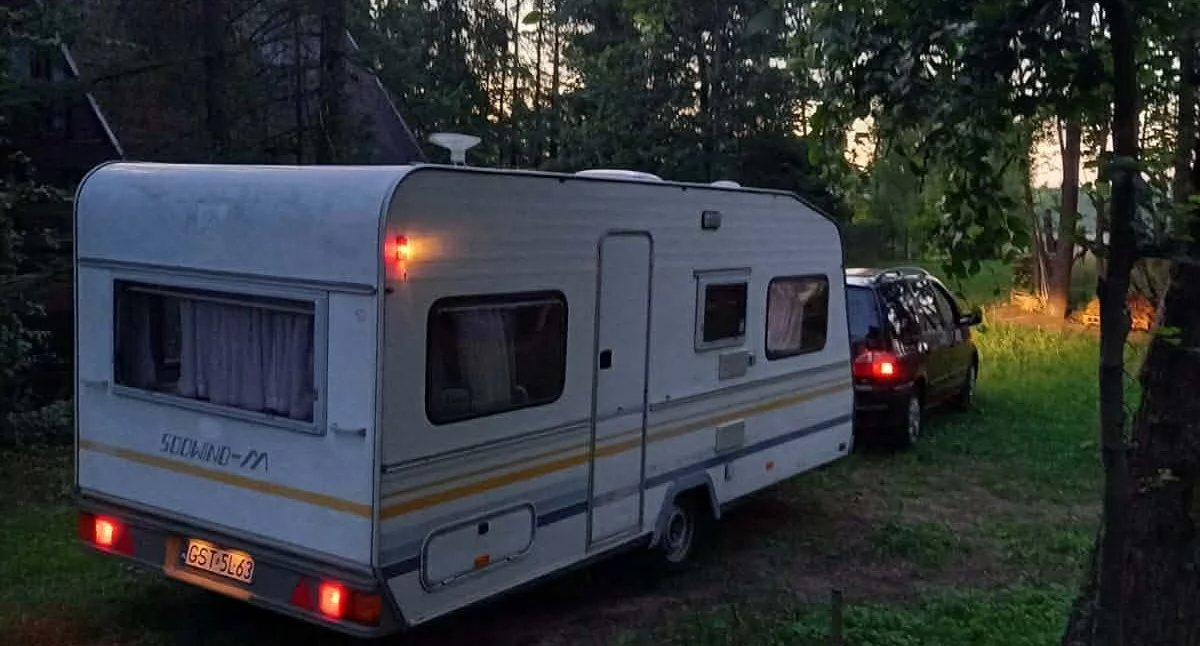 Kronika policyjna, Przyczepa kempingowa odnaleziona kradzieży Sprawcy zdewastowali ograbili - zdjęcie, fotografia