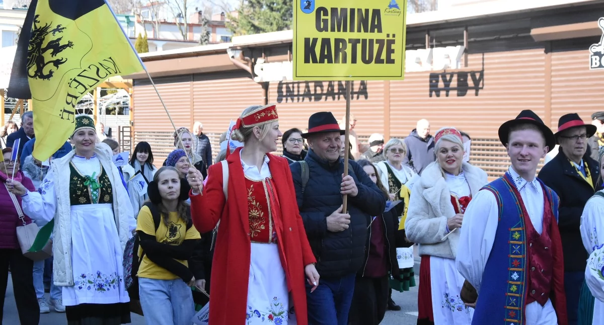 Kaszubszczyzna, Dzień Jedności Kaszubów Władysławowie Tysiące uczestników świętowało - zdjęcie, fotografia