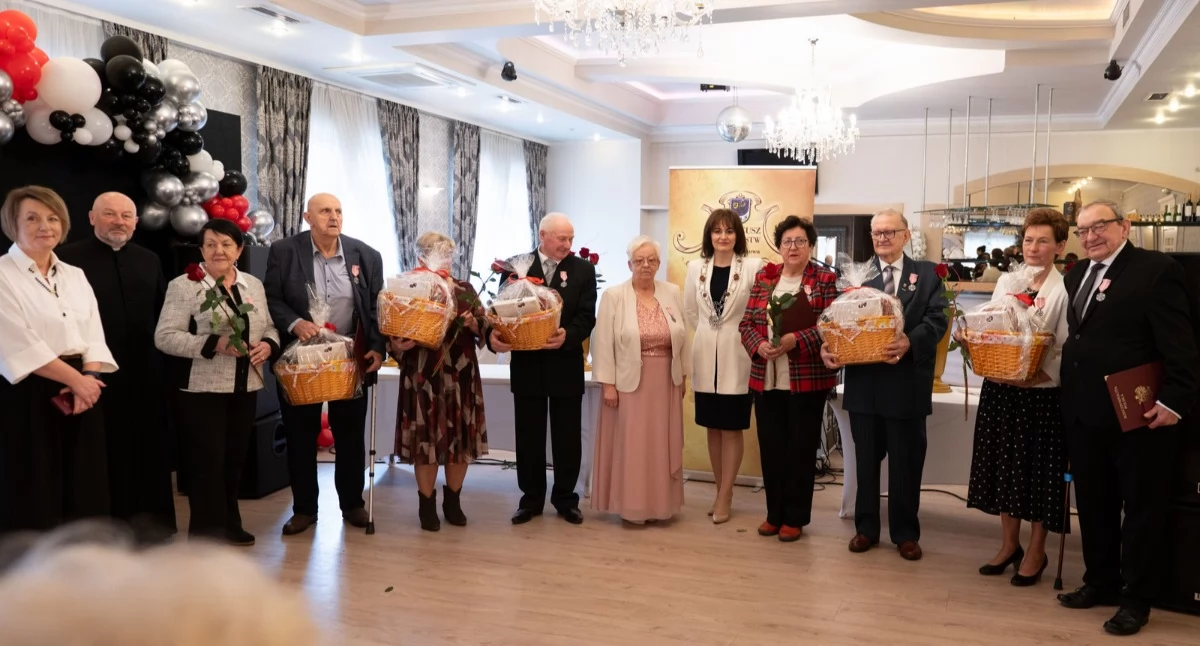 Seniorzy, Złote gminie Żukowo Uhonorowano letnim stażem - zdjęcie, fotografia
