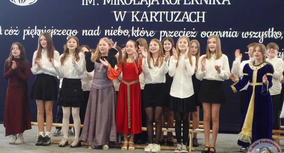Szkoły podstawowe, Wielki jubileusz kartuskiej Dwójki Szkoła świętowała lecie istnienia - zdjęcie, fotografia