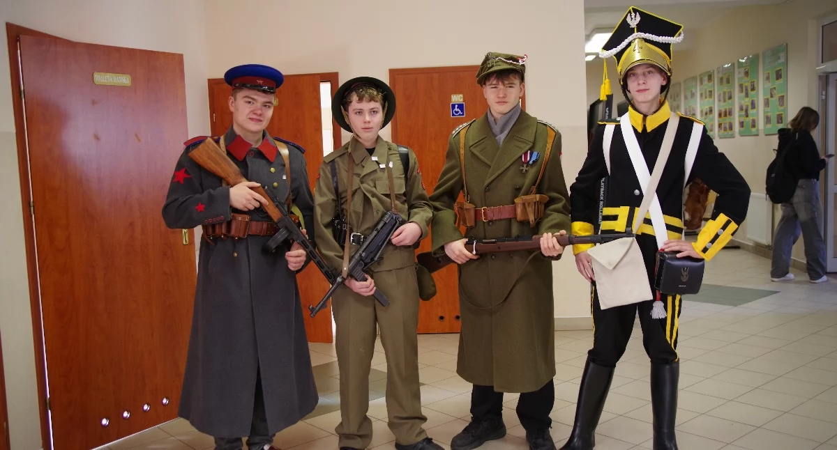 Szkoły podstawowe, Dzień Otwarty Sierakowicach Kandydaci mieli okazję poznać szkołę - zdjęcie, fotografia