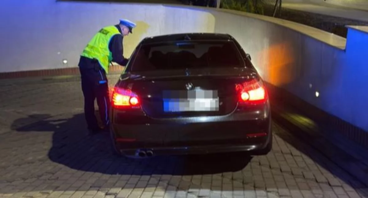 Kronika policyjna, latek stracił prawo jazdy „driftowanie” oczach policji - zdjęcie, fotografia