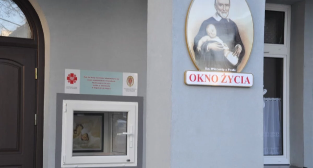 Służby w akcji, Noworodek Oknie Życia Kartuzach - zdjęcie, fotografia