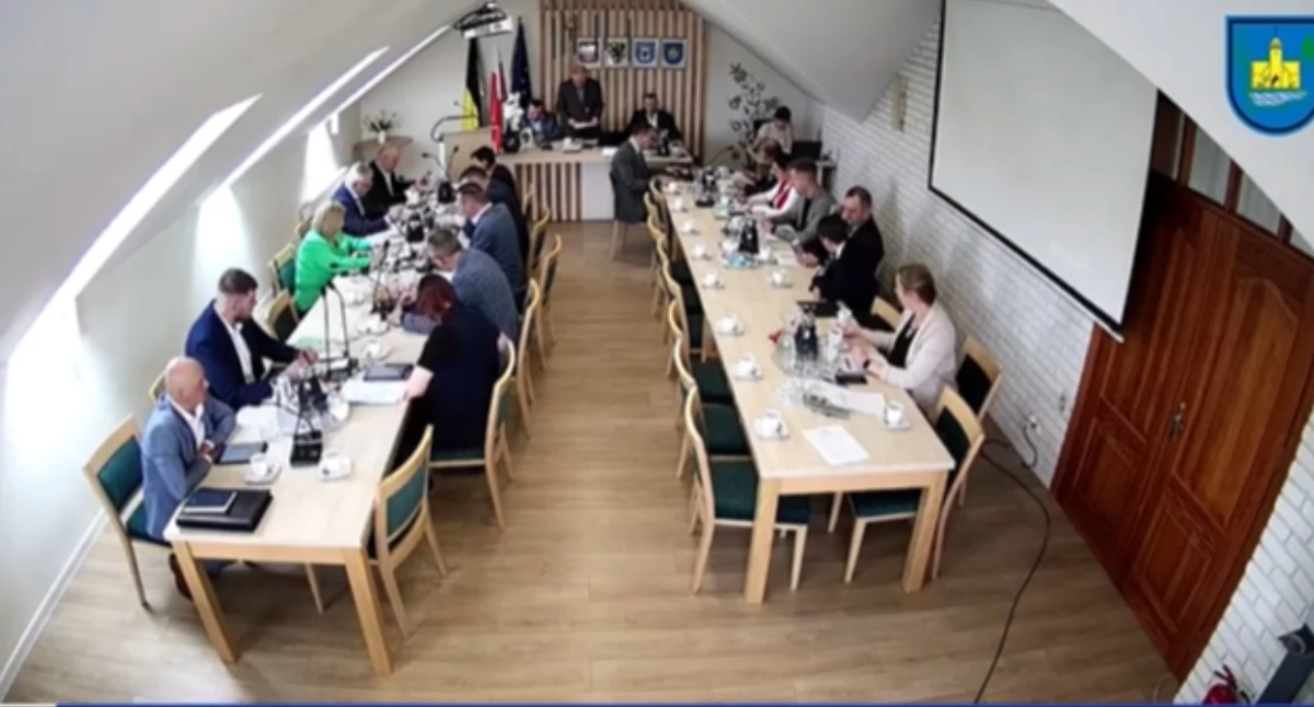 Wieści z samorządów, radny powiatowy reprezentuje powiat Awantura sesji Somoninie - zdjęcie, fotografia