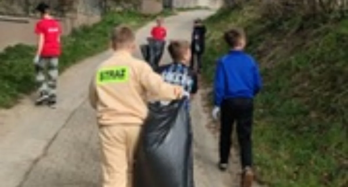 Akcje społeczne i charytatywne, Młodzież Smołdzino posprzątała swoją miejscowość „Pokazali zależy” - zdjęcie, fotografia