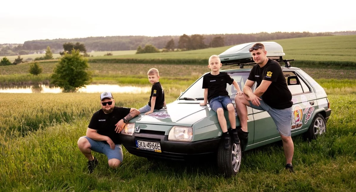 Akcje społeczne i charytatywne, Skoda Favorit Kiełpina znów rusza dobro Kaszubski Tłok jedzie Rajdzie Koguta zbiera dzieci - zdjęcie, fotografia