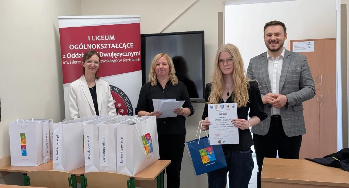 Szkoły średnie, Najlepsi uczniowie wiedzą geografii powiatowy - zdjęcie, fotografia