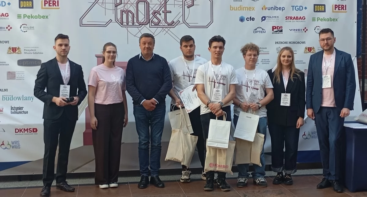 Szkoły średnie, Uczniowie Kartuzach najlepsi Polsce Papierowy zwycięstwo - zdjęcie, fotografia
