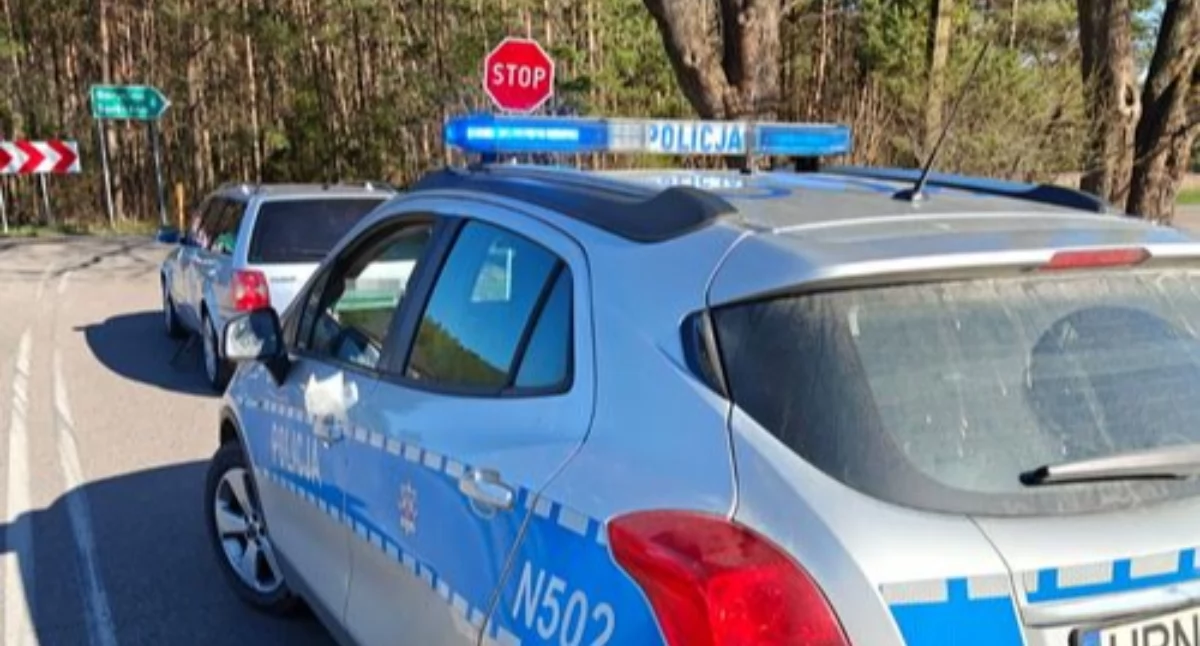 Kronika policyjna, latek staranował radiowóz uciekał zakazu prowadzenia - zdjęcie, fotografia