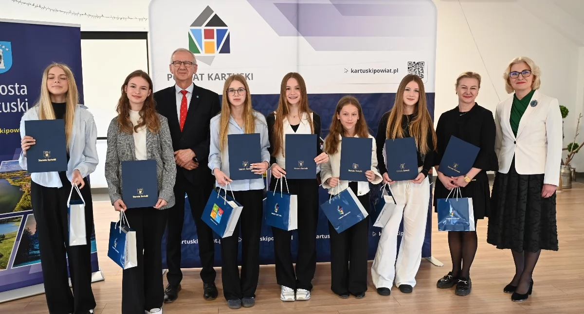 Stypendia, Stypendia sportowe Powiatu Kartuskiego wręczone zawodników wyróżnieniem - zdjęcie, fotografia