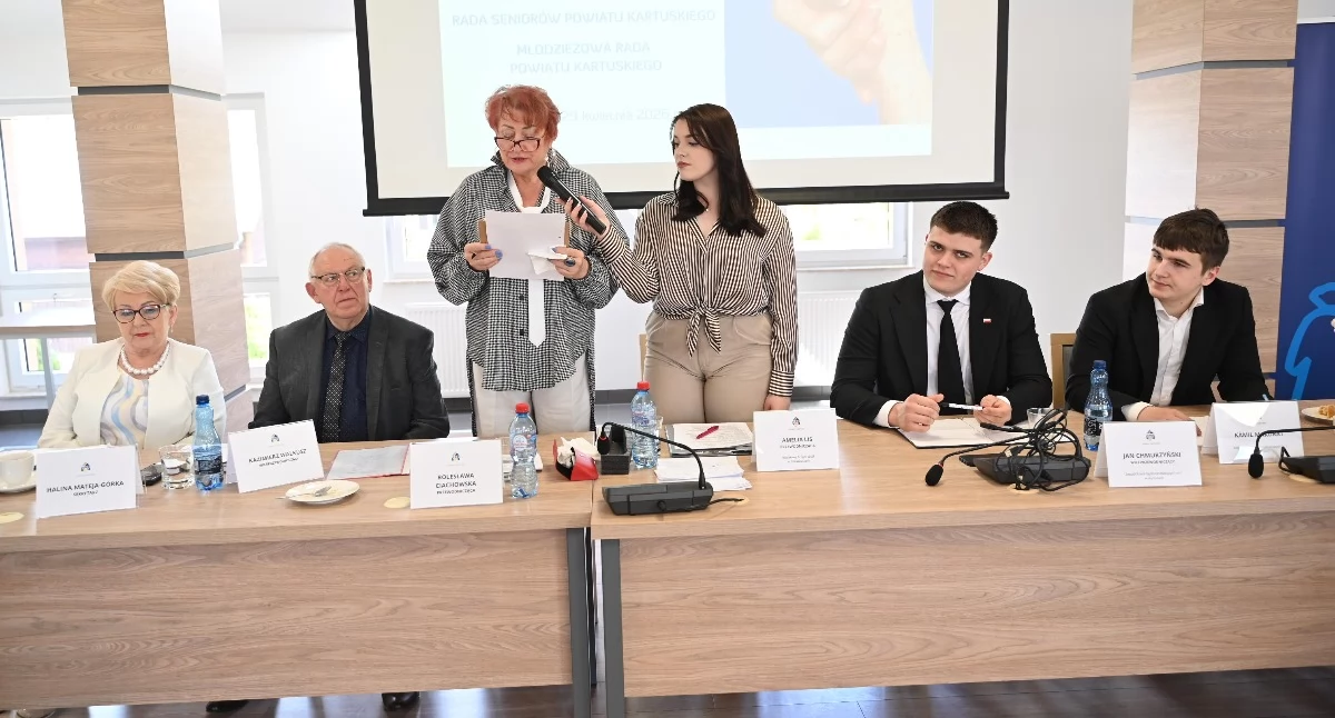 Wieści z samorządów, Międzypokoleniowa współpraca powiecie kartuskim Podpisano intencyjny - zdjęcie, fotografia