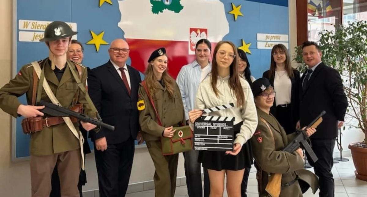Szkoły średnie, Młodzi filmowcy Sierakowic ogólnopolskiej czołówce Nagroda opowieść szlaku nadziei - zdjęcie, fotografia
