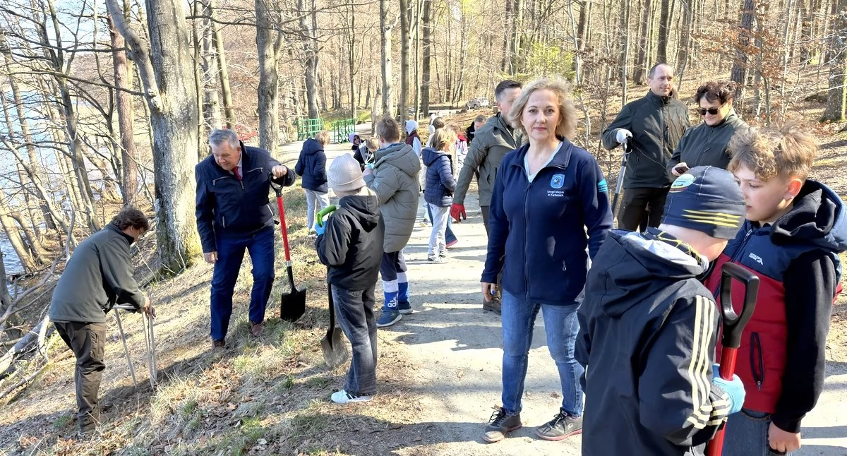 Ochrona środowiska i ekologia, trosce naturę tradycję Uczniowie posadzili jeziorem Klasztornym - zdjęcie, fotografia