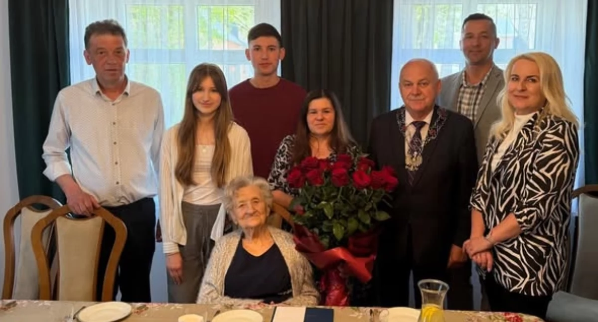 Seniorzy, Ponad wspomnień pracy Zofia Gowidlina świętuje urodziny - zdjęcie, fotografia