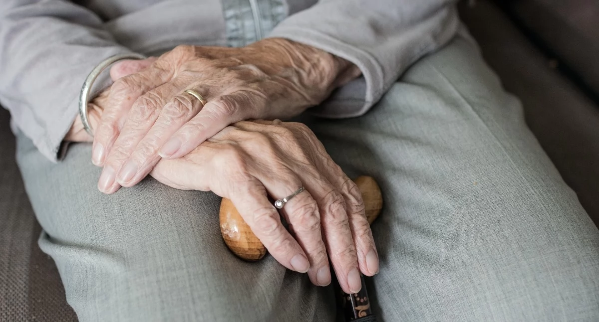 Służby w akcji, Fałszywi urzędnicy pukają drzwi ostrzega seniorów przed oszustami - zdjęcie, fotografia
