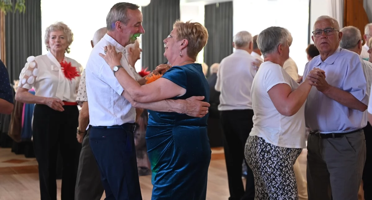 Seniorzy, Seniorzy Kartuz przywitali wiosnę tanecznym spotkaniem pełnym radości - zdjęcie, fotografia