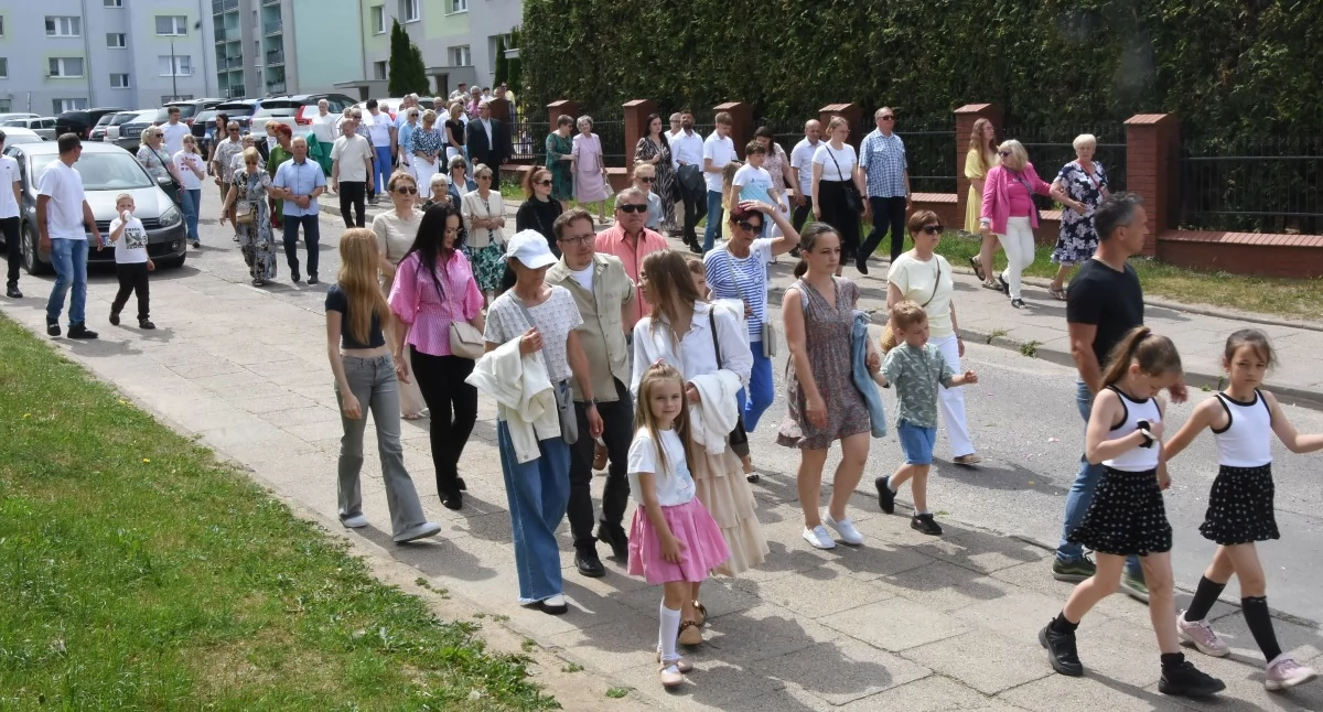 Religia, Boże Ciało Kartuzach Procesja przeszła ulicami osiedla Wybickiego - zdjęcie, fotografia