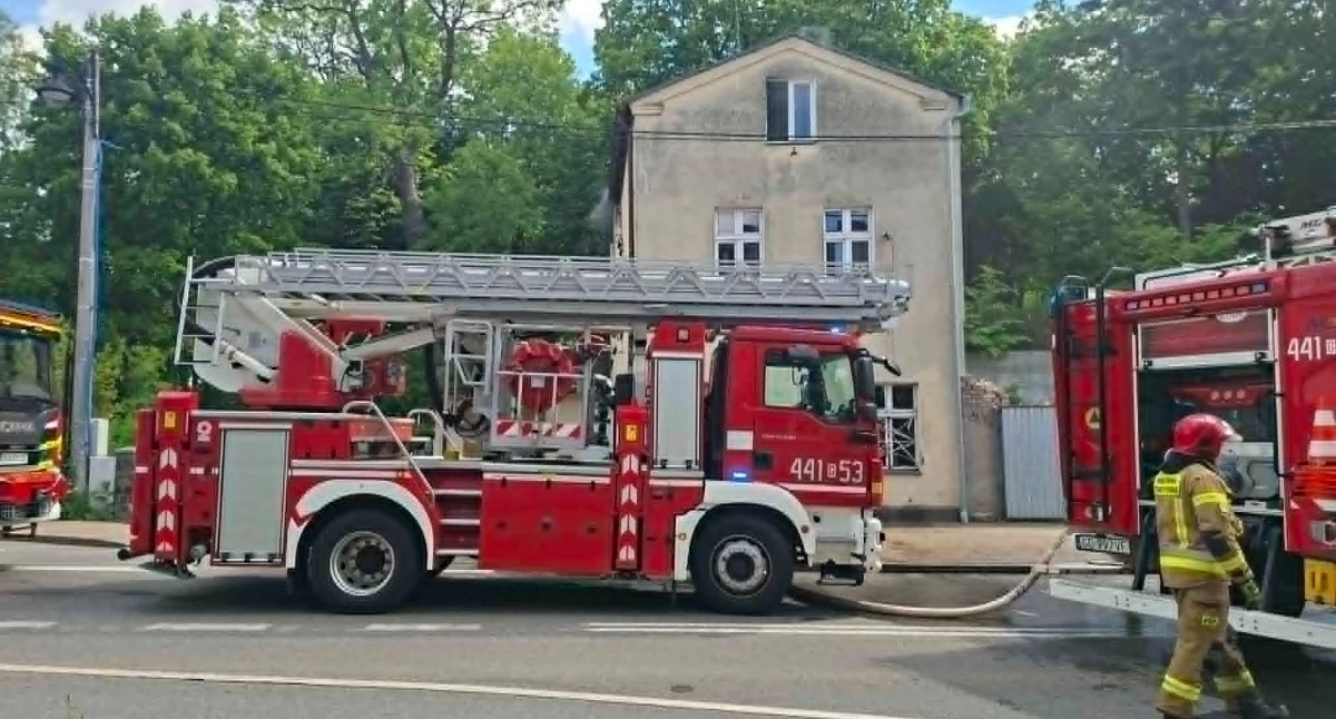 Pożary, Pożar pustostanu ulicy Jeziornej Kartuzach - zdjęcie, fotografia