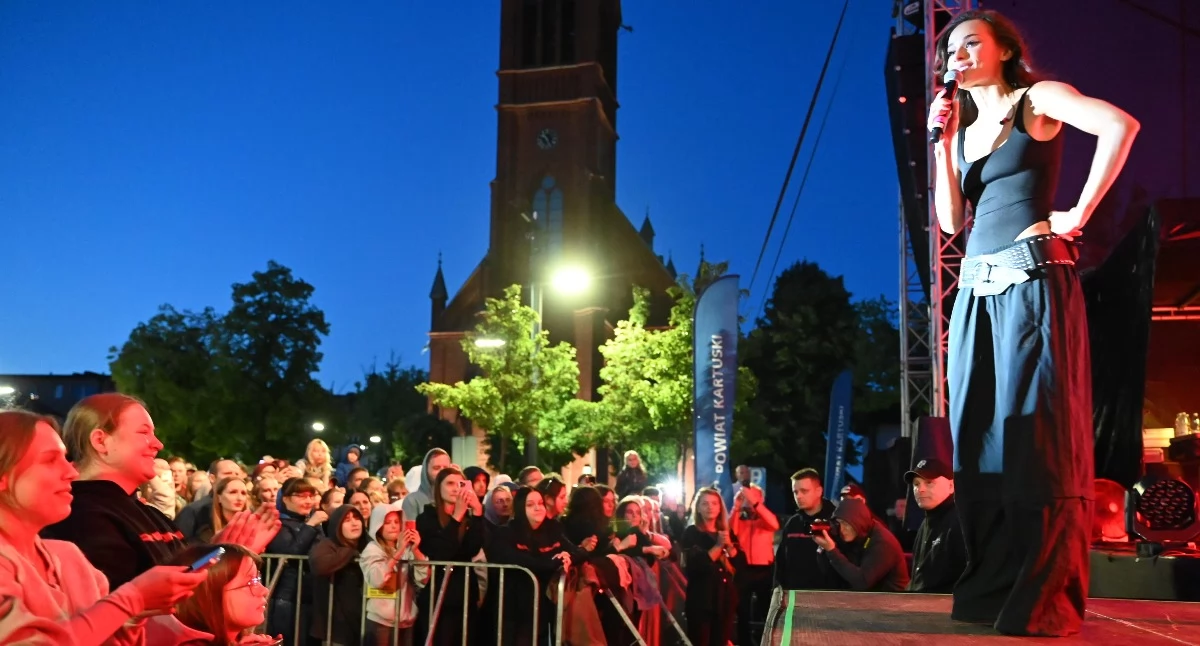 Imprezy, Tłumy kartuskim Rynku wielki finał Powiatu Kartuskiego - zdjęcie, fotografia
